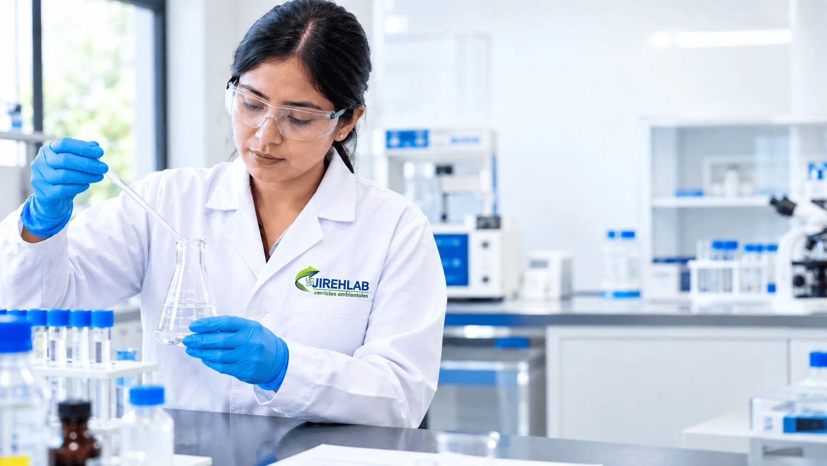 Profesionales trabajando en laboratorio JIREHLAB